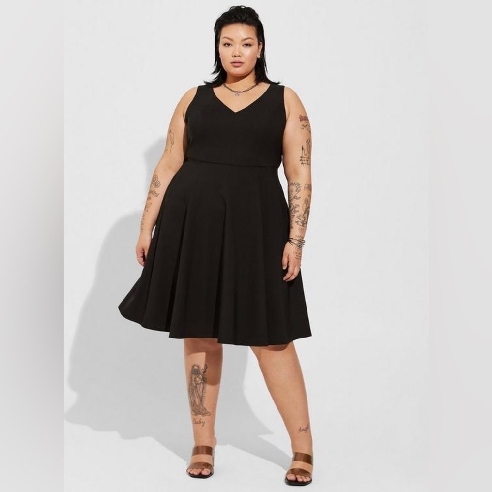 Torrid At The Knee Studio Refined Crepe Skater V Neck Black Dress Pockets Sze 22